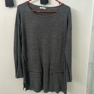 Hampshire gray extra long top with zippered pockets and wide sleeves